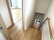 【リフォーム済】2階廊下です。床はフロアを貼り、壁と天井はクロスを張り替えました。