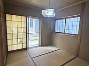1階4.5帖和室です。増築しあとから作られたお部屋になります。