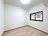 洋室：【リフォーム済】東側洋室です。床はマンション用のフロアに張替え、壁天井はクロスを貼りました。居室はもちろん、衣装部屋や荷物置き場として使ってもいいですね。