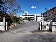 玉城中学校　約1.9km　徒歩約24分