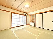【リフォーム済】1階南側約8帖和室　畳表替え、クロス張替えしました。