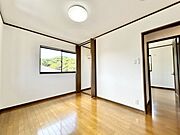 【リフォーム販売】2階南西側洋室約6帖（別角度）　洋室は天井と壁のクロス張替え、床クリーニング、建具クリーニング、照明交換等を行いました。
