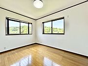 【リフォーム販売】2階南西側洋室約6帖　洋室は天井と壁のクロス張替え、床クリーニング、建具クリーニング、照明交換等を行いました。
