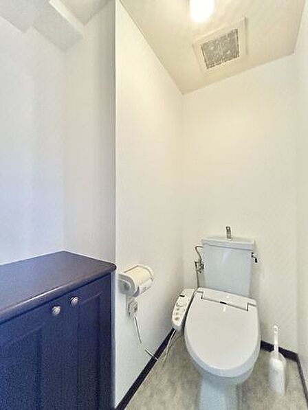 【リフォーム販売】トイレ トイレは天井と壁のクロス交換、床はクッションフロア張替え、便器交換、照明交換、収納はクリーニング等を行う予定です。