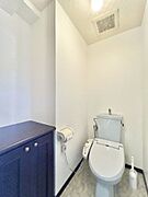 【リフォーム販売】トイレ　トイレは天井と壁のクロス交換、床はクッションフロア張替え、便器交換、照明交換、収納はクリーニング等を行う予定です。