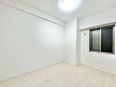 【リフォーム済販売】北西側洋室約5.2帖（別角度）　洋室は天井と壁のクロス張替え、床クリーニング、照明交換、建具クリーニングを行いました。