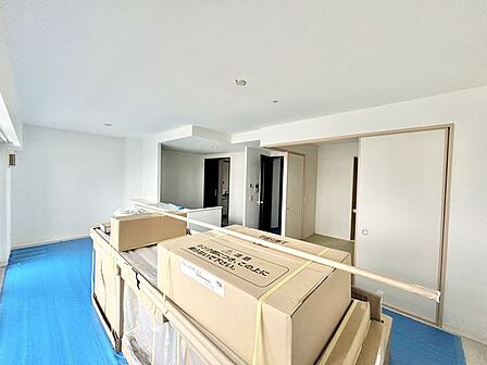 【リフォーム販売】LDK約17.4帖 LDKは天井と壁のクロス張替え、床クリーニング、照明交換、建具クリーニング、換気扇クリーニングを行う予定です。
