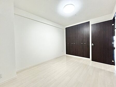 【リフォーム済販売】北東側洋室約7.1帖　洋室は天井と壁のクロス張替え、床クリーニング、照明交換、建具クリーニングを行いました。