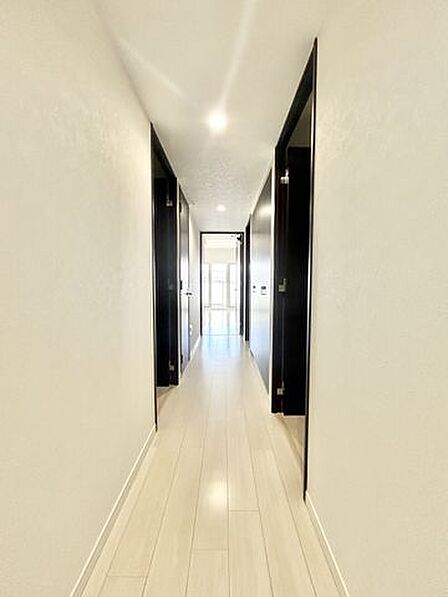 【リフォーム済販売】廊下　廊下は天井と壁のクロス張替え、床クリーニング、照明交換、建具クリーニングを行いました。