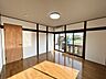 洋室：【リフォーム済】1階約8帖洋室　床クリーニング、天壁クロス張替、照明交換、建具交換を行いました。