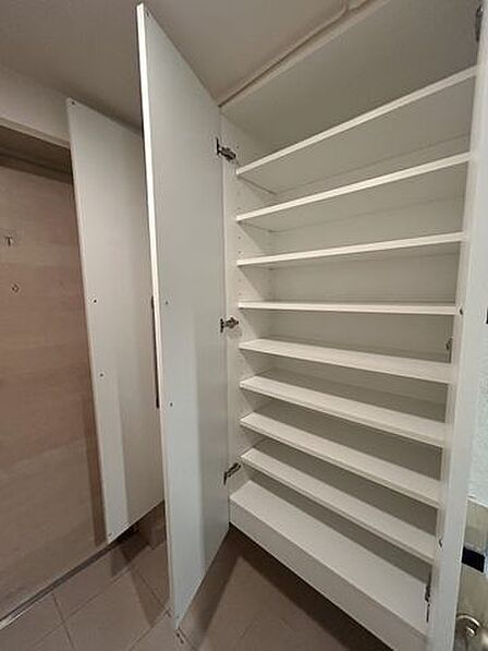 【リフォーム中】玄関収納 クリーニングを行います。