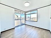 【リフォーム済】2階4.5帖洋室写真です。天井・壁はクロス張替えを行い床はフローリング張り替えを行いました。