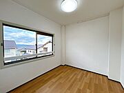 【リフォーム済】2階納戸です。天井・壁はクロス張替えを行い床はクッションフロアを張り替えました。※壁は一部塗装を行いました。居室としてご活用いただくこともできます。