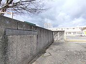 ヤオヒコ桔梗が丘店 桔梗が丘小学校まで約1.3km、徒歩約17分の位置にあります。お子さまの通学もしやすく、子育て環境を重視されるご家庭にも安心しておすすめできる立地です。 910m