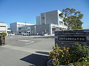 桔梗が丘中学校まで約2.1kmの距離にあり、通学にも無理のないエリアです。落ち着いた住環境の中で、安心してお子さまを通わせていただけます。