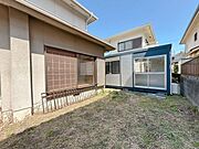 【リフォーム前写真】建物南側には収納に便利な物置が設置されています。