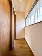 【リフォーム済】2廊下写真です。天井・壁はクロス張り仕上げを行いました。クロスが変わるだけでもお家の中の印象が大きく生まれ変わります。