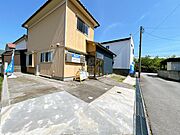 【リフォーム済】現地外観です。駐車は3台可能です。