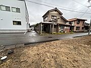 前面道路は概ね3.4ｍ以上の幅員、一部幅員2.7ｍ部分がありますが通行に支障はございません。