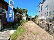 セブンイレブン　富山附属学園前店 対象道路と水路との間に通路があります。 450m