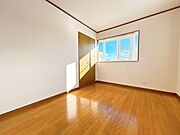 【リフォーム済み】2階西側洋室の収納です。各部屋に収納があり便利です。