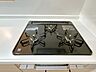 その他：【リフォーム済】新品交換予定のキッチンは3口コンロで同時調理が可能。大きなお鍋を置いても困らない広さです。お手入れ簡単なコンロなのでうっかり吹きこぼしてもお掃除ラクラクです。