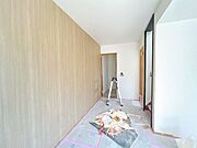 【リフォーム中】玄関内部です。照明交換、壁天井クロス張替、床フローリング上張り、シューズボックス新設を実施していきます。