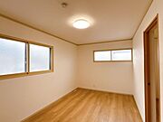 【リフォーム中】2階南側和室4.5帖は洋室9帖に変更予定です。クロス張替え、フローリング仕上げ、建具交換、照明交換を予定しております。
