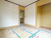 【リフォーム中】2階南西側和室6帖は洋室に変更します。壁・天井クロス張替え、フローリング仕上げ、建具交換、照明交換予定です。