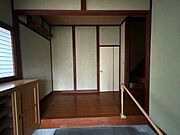 【リフォーム中】玄関ホールの写真です。壁や天井は、クロス張替えを行います。