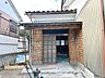 玄関：【リフォーム中】玄関です。外壁は塗装し、扉は新品に交換いたします。