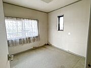 【リフォーム中】北西側の約4.5帖の洋室です。リフォーム後はウォークインクローゼット変更します。