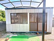 【リフォーム中】物置もございます。支柱がぐらぐらになっているのでアプローチは撤去します。
