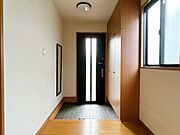 【現況】玄関です。大きなシューズクローゼットもあるのでご家族での生活でも靴の収納に困りません。