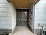 玄関：【リフォーム中】玄関写真です。玄関扉は交換いたします。