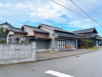 外観：【外観写真】東側道路に面しており接道距離約30ｍと風通しの良い住宅です。