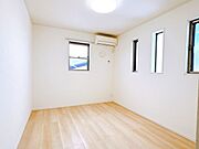 【リフォーム済】2階5.75帖洋室です。クリーニングを行いました。