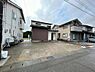 駐車場：【リフォーム済】駐車場です。間口約9ｍあるので、ゆったり3台駐車が可能です。地面にはコンクリート敷きなので、足元も安全です。