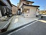 駐車場：【リフォーム済】駐車場はクリーニングを行いました。普通車2台駐車可能です。約2年前に土間打ち工事を行ってあります。前面道路も幅員5.3ｍと広いので、出入りには困りません。