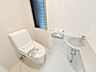 トイレ：【リフォーム済み】トイレは便器交換を行います。幅にゆとりのあるゆったりとしたスペースです。