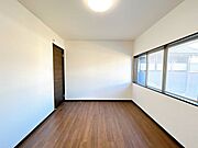 【リフォーム済/2F洋室】和室となっていた部屋を洋室へとRFいたしました。クロスの張替、照明交換、フローリング張替等行いました。