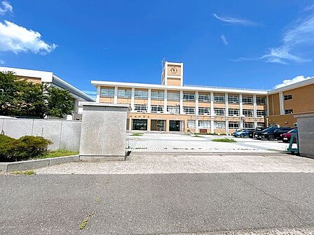藤島中学校まで1500m。中学校が近いとお子様の通学にも安心ですね。