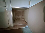【屋外収納】1階駐車場近くに外収納のスペースがございます。タイヤなどを週のしておくのに便利ですね。