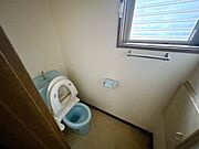 【リフォーム中/トイレ】こちらの住宅には2階にもトイレがござますので、朝の忙しい時間でもトイレ渋滞にならずに済みますね。便器は新品交換を行います。