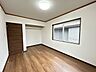 子供部屋：【リフォーム済/2F和室】元々和室の部屋を洋室へとリフォームいたします。クロスの張替え、照明交換等行いました。