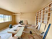 【リフォーム中】ゆとりのある11帖の大型洋室は現在リフォーム中。クロス・照明交換、フローリング上張りにより、明るく開放的な空間へと生まれ変わります。ベッドやデスクを配置しても余裕があり、2人部屋や趣…