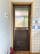 キッチン横には勝手口が併設されています。