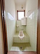 落ち着いた空間のトイレで、ゆったりとご利用いただけます。