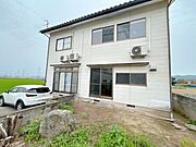 外観別角度の様子です。別角度から見ることで、建物の雰囲気や敷地の広がりがより分かります。