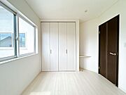 【期間限定現況販売/2F4.75帖洋室】2F4.75帖の写真になります。クローゼットもあり衣服類の収納には困りません。